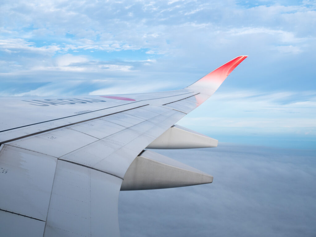 太平洋上空を飛ぶJALの飛行機