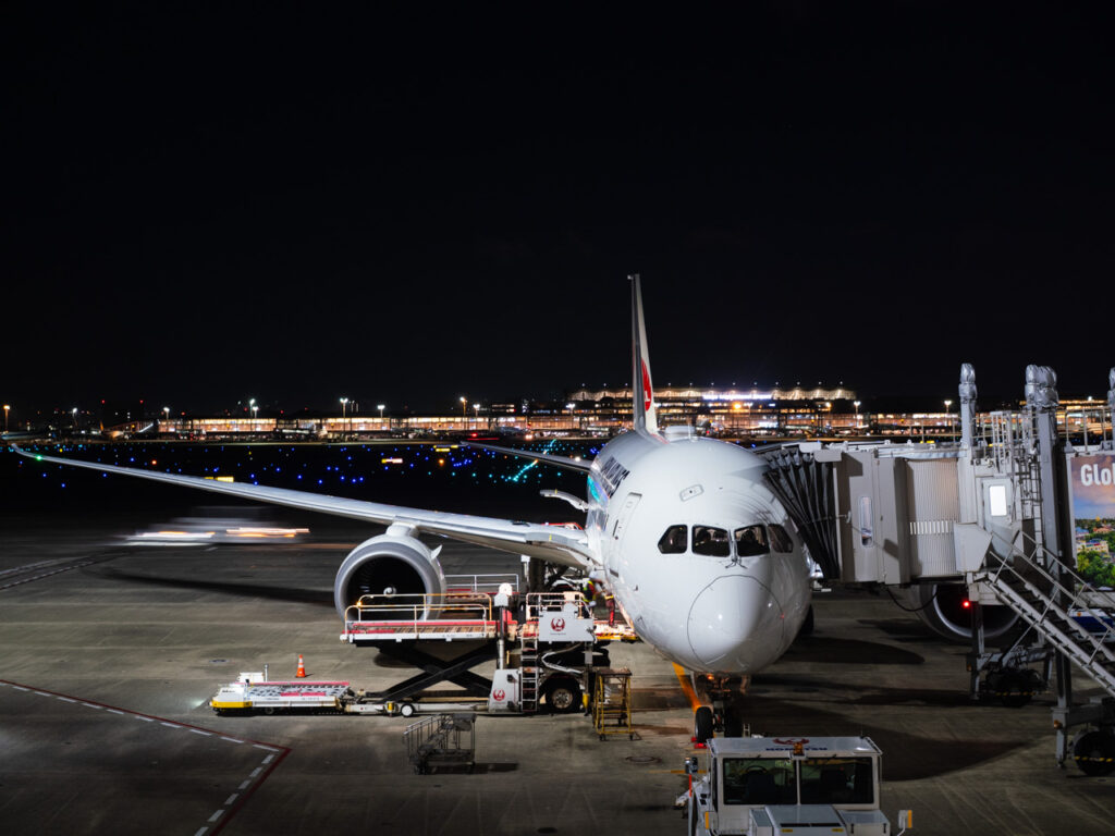 羽田空港に駐機しているJALの飛行機